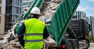Вывоз строительного мусора в Биробиджане: услуги лицензированной компании — ПроМусор